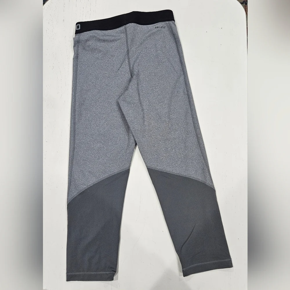 Nike PRO Women's Heather Gray Capris with Stretch Black Waistband. Size Medium